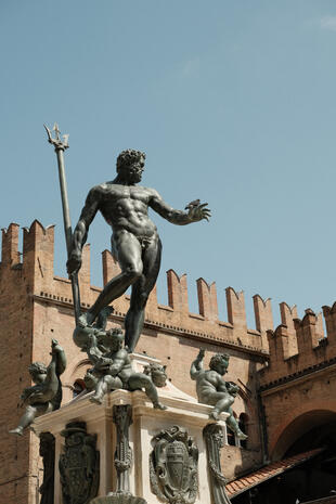 fontana in piazza del Nettuno, Bologna, street photography, fujifilm